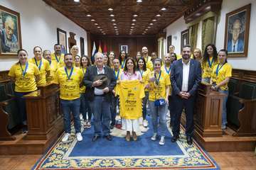 El Rocasa Gran Canaria completa un tour de visitas para celebrar la conquista de la EHF European Cup/TA.